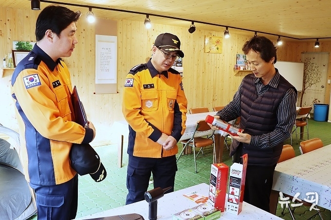 박춘길 일산소방서장이 비닐하우스 관계자에게 주택용소방시설(소화기·화재경보기)과 트래킹 화재 예방조치를 설명하고있다.(사진=일산소방서)