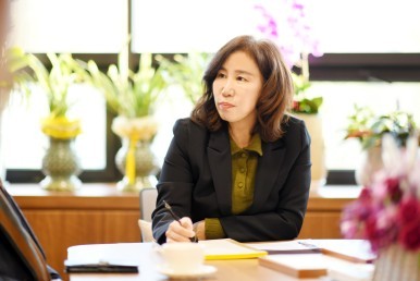 정책제안을 경청하고 있는 김경희 의장(사진=화성시의회)