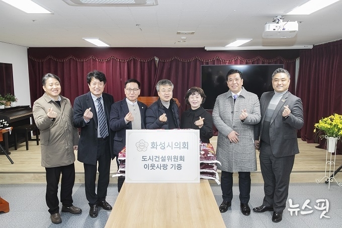 화성시의회 도시건설위원들이 위문품과 함께 마도면 ‘상록 요양원’을 찾은 모습 (사진=화성시의회)