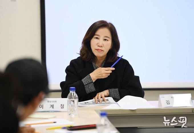 새솔동 수변공원 경관 용역 의견 듣는 화성시의회 김경희 의장 (사진=화성시의회)