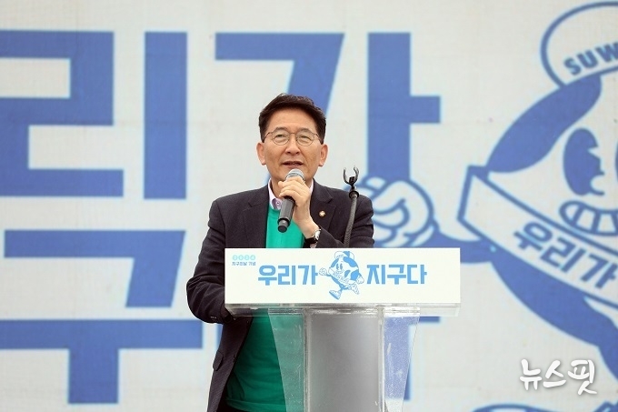 김기정 수원특례시의회 의장이 20일 수원 화성행궁 광장에서 개최한 지구의 날 행사에서 인사말을 하고있다.(사진=수원특례시의회)