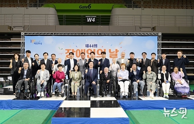 화성시의회 의원과 관계자 단체 기념촬영 모습.(사진=화성시의회)