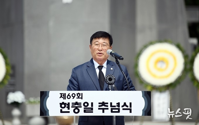 화성시의회 오문섭 부의장이 추모사를 하고 있다. (사진=화성시의회 제공)