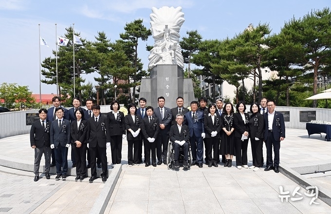현충일 추념식에 참가한 화성시의회 의원 단체 기념촬영 모습 (사진=화성시의회 제공)