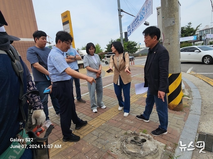 유재호 의원이 지난 6월 7일 보행 중 안전사고 발생 현장(봉담읍 동화리)을 찾아 점검하고 있다. (사진=화성시의회)