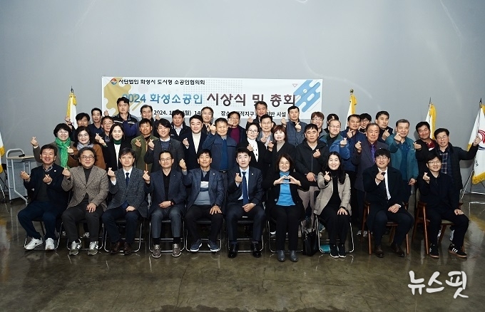 참석자 단체 기념촬영 모습.(사진=화성시의회)