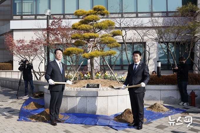 화성특례시 출범 기념 기념식수.(화성시 제공)