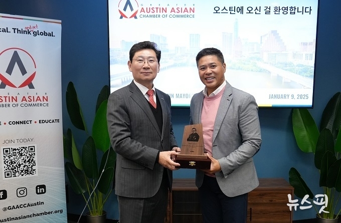 이상일 용인특례시장(왼쪽)과 민 트란 광역오스틴 아시안상공회소 회장(오른쪽)이 양 기관의 협력 강화를 약속했다.(사진=용인특례시)