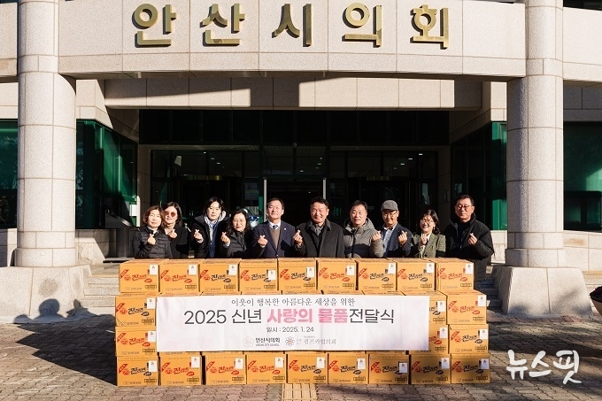 지난 24일 의회 앞에서 박태순 의장(왼쪽에서 다섯번째)과 (사)펌프카협의회 관계자 등이 기념촬영 모습.(사진=안산시의회)