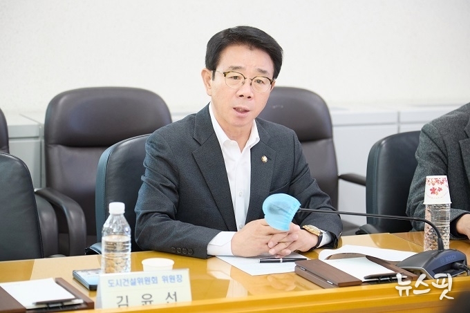 용인특례시의회 의정자문위원회 도시건설분과 김윤선 분과장이 발언하고 있다.(사진=용인특례시의회)