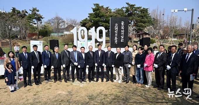 이민근 안산시장(가운데)이 '고려인 독립운동기념비 제막식' 행사에서 참석자들과 기념촬영을 하고 있다.(안산시 제공)