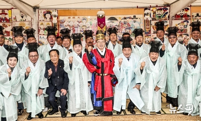 풍어제에 참석한 인사들이 제례를 마친 후 기념촬영하고 있다.(사진=화성특례시)