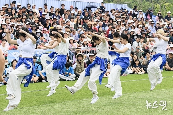 화성 뱃놀이 축제에서 ‘바람의 사신단’이 역동적인 댄스 퍼포먼스를 선보이며 관객들의 환호를 이끌어내고 있다.(화성특례시 제공)
