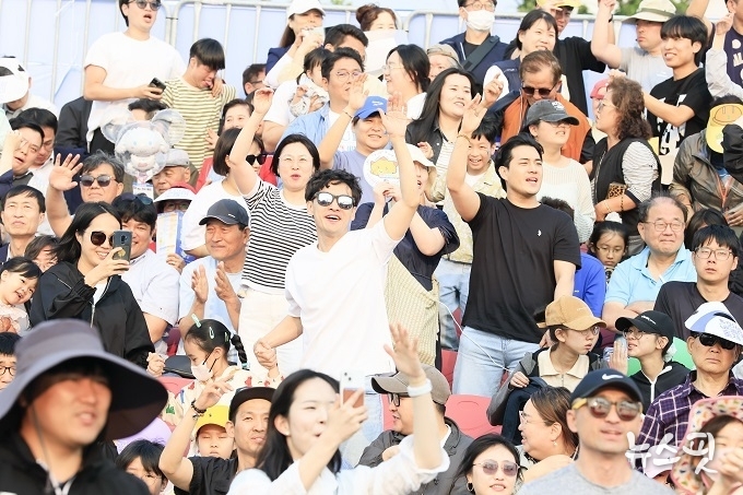 화성 뱃놀이 축제를 찾은 시민들이 열정적으로 공연을 즐기며 환호하고 있다.(화성특례시 제공)