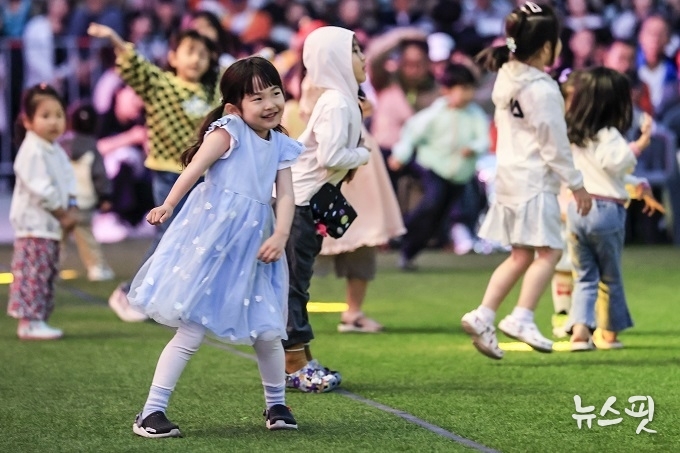 라틴DJ페스티벌에서 어린이들이 춤을 추며 축제를 즐기고 있다.(화성특례시 제공)