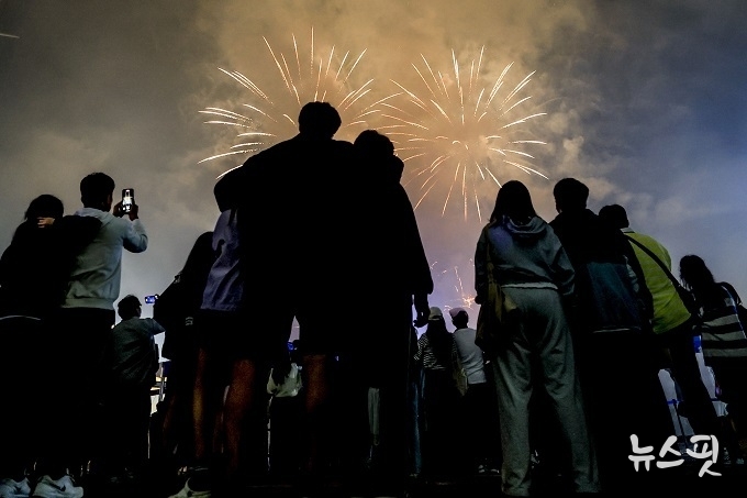 제15회 뱃놀이 축제를 찾은 방문객들이 불꽃놀이를 즐기고 있다.(화성특례시 제공)