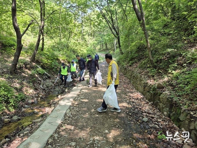 주민과 함께 환경정화 및 안전예방 활동을 진행하며 안전한 마을을 만들어 나간다.(시흥시 제공)