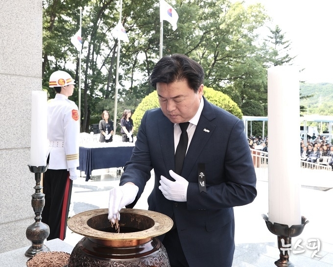 6일 오전 임병택 시흥시장이 제70회 현충일을 맞아 관내 현충탑에서 조국을 위해 몸 바친 순국선열과 호국영령의 고귀한 애국정신을 기리는 분향을 하고 있다. (시흥시 제공)