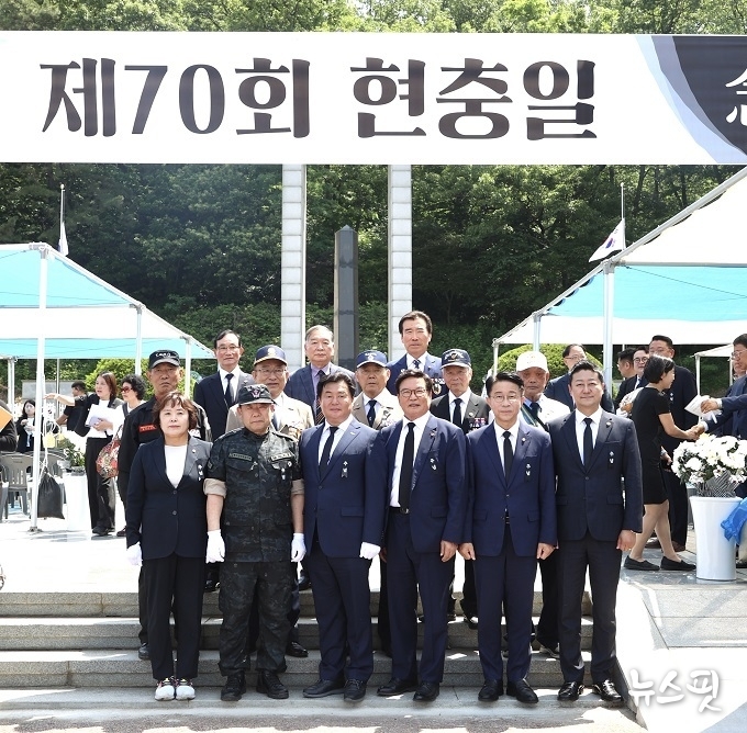 6일 오전 제70회 현충일 기념식에서 임병택 시흥시장(사진 왼쪽 세번째)이 조정식 국회의원(사진 오른쪽 두번째)을 비롯해 시의회 의장, 보훈단체와 관계장하 함께 기념 촬영을 하고 있다. (시흥시 제공)