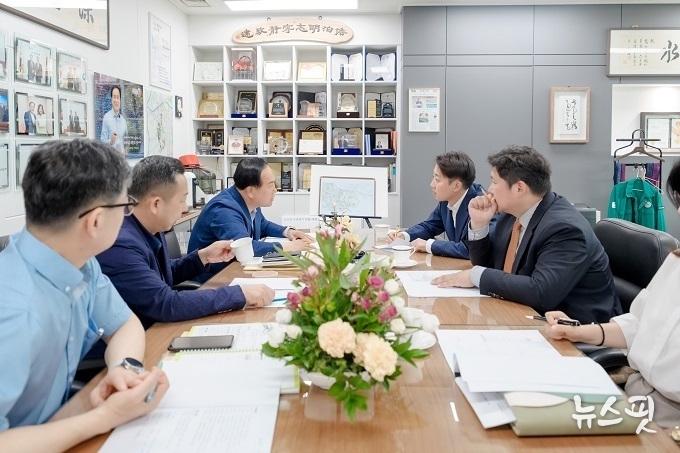 이권재 오산시장(사진 왼쪽 첫번째)이 동탄2신도시 내 초대형 물류센터 건립 계획과 관련해 이준석 개혁신당 국회의원(사진 오른쪽 첫번째)과 대응 방안을 논의하고 있다(오산시 제공)