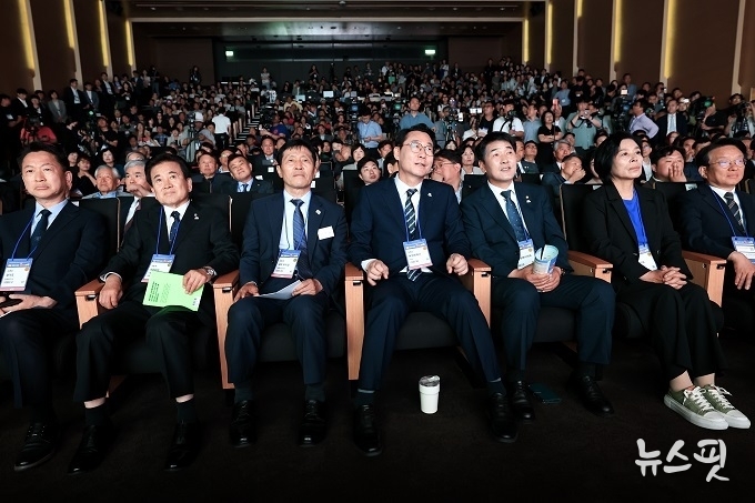 MARS 2025 개회식에 배정수 화성시의장, 이학영 국회부의장, 고영인 경제부지사, 최민희 국회 방통위원장 등이 참석했다.(화성시 제공)