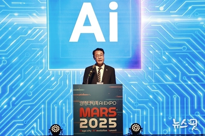 정명근 화성특례시장이 18일 MARS 2025 개회식에서 환영사를 하고 있다.(화성시 재공)
