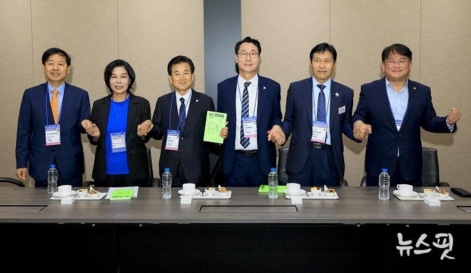 정명근 화성특례시장이 이학영 국회부의장, 최민희 국회 방통위원장, 정동영 국회의원, 박민규 귝회의원과 함께 MARS 2025의 성공을 응원하고 있다.(화성시 제공)