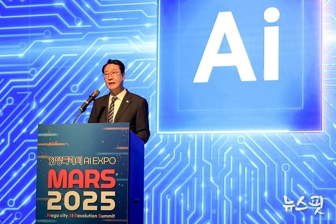 정명근 화성특례시장이 18일 MARS 2025 개회식에서 환영사를 하고 있다.(화성시 재공)