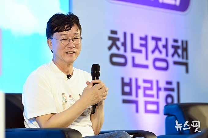 6월 21일 이민근 안산시장이 상록수체육관에서 개최된 청년정책박람회 토크콘서트에서 청년들과 소통하고 있다.(안산시 제공)