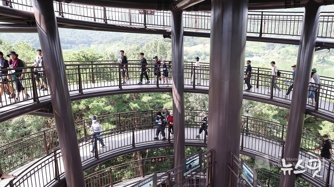 금광호수 하늘전망대 방문객.(안성시 제공)