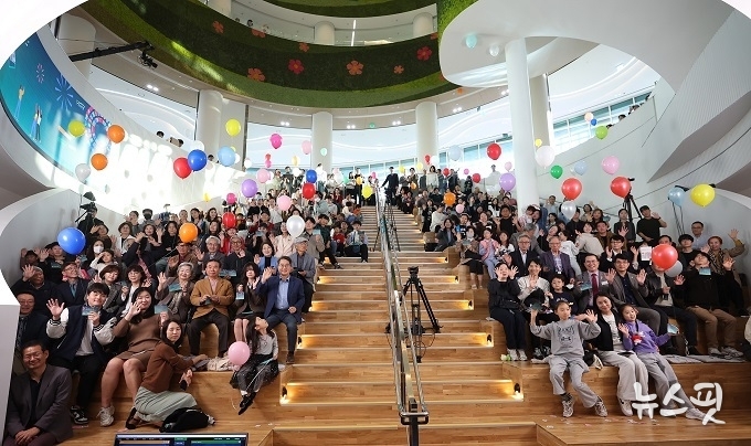 25일 오후 경기도서관에서 열린 '경기도서관 첫 페이지를 열다' 행사에서 김동연 경기도지사, 외국대사, 경기도의회 의원, 도서관계자, 출판계, 지역