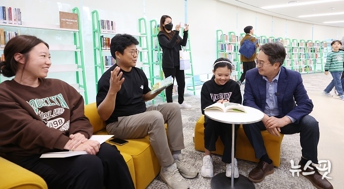 25일 경기도서관에서 열린 '경기도서관 첫 페이지를 열다' 행사에서 김동연 경기도지사가 경기도서관을 방문한 도민들과 이야기를 나누고 있다.(사진=경기도 제공)