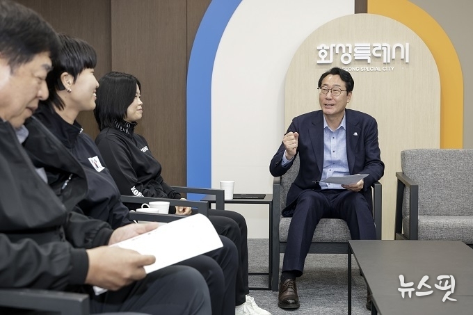 정명근 화성특례시장이 화성시 김은총 선수와 박선옥 선수를 격려하고 있다.(장애인 종목단체 소속 청각장애인 국가대표 선수.(화성특례시 제공)