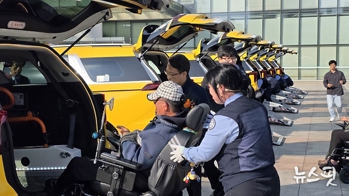 29일 성남시청 앞 광장에서 열린 장애인 복지택시 증차 발대식에서 시승 행사가 진행되고 있다.(성남시 제공)