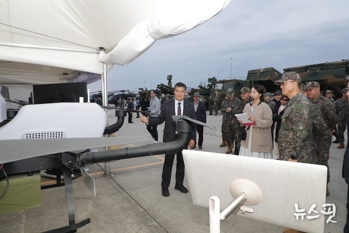 25년 Army TIGER 드론봇 페스티벌에서 전시된 장비들을 관람하는 모습.(사진=육군 지작사)