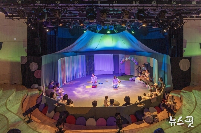 얼굴 마주 봄 공연 모습. (경기아트센터 제공)