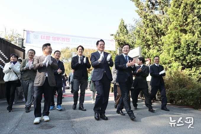 5일 서울대 안양수목원 개방 기념식에서 최대호 안양시장(가운데)이 수목원을 둘러보고 있다.(안양시 제공)