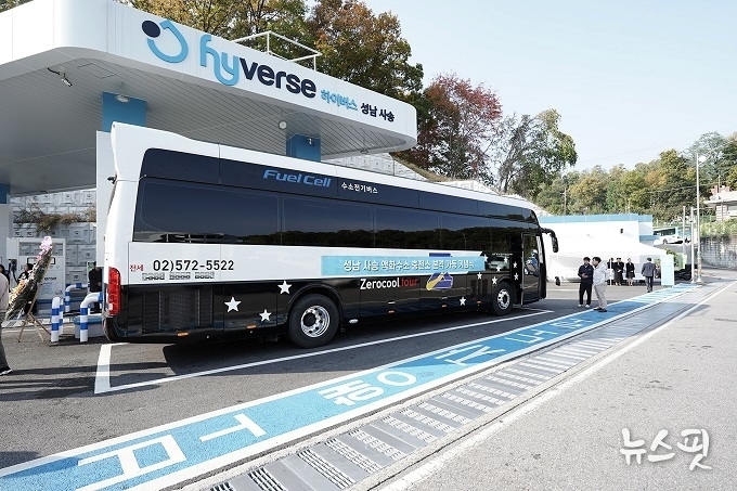 성남시 수정구 사송동 공영차고지에 있는 수소 충전소 이용 중인 수소버스.(사진=성남시)