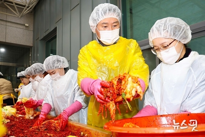 8일 역북동행정복지센터에서 이사일 시장이 김장 봉사를 하고 있다.(용인시 제공)
