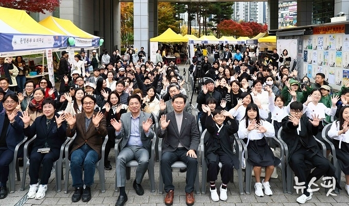 8일 수지구청에서 이상일 시장이 수지청소년축제 참석자들과 기념 사진을 촬영하고 있다.(용인시 제공)