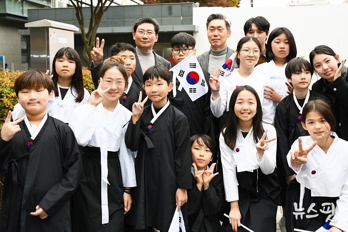 8일 수지구청에서 이상일 시장이 뮤지컬 ’13살 소녀의 이야기‘ 출연자들과 기념 사진을 촬영하고 있다.(용인시 제공)