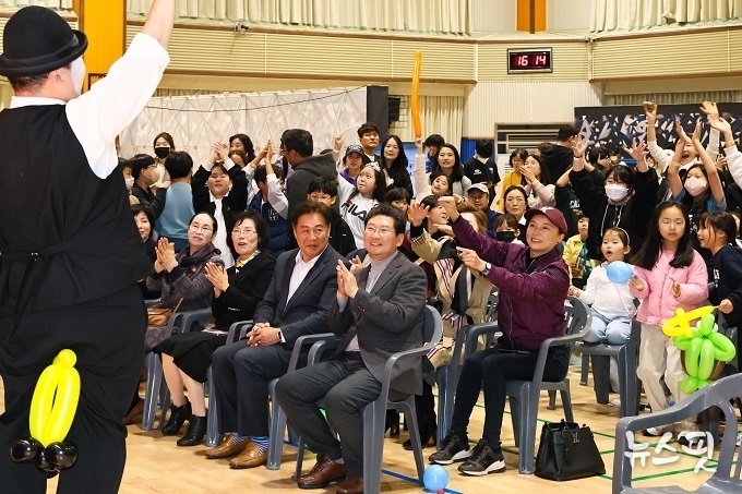 8일 처인성어울림센터에서 이상일 시장이 우리동네 별별축제 참석자들과 기념 촬영을 하고 있다.(용인시 제공)
