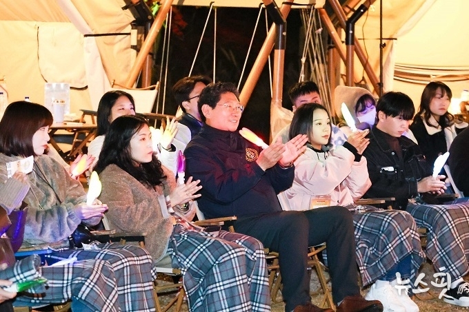 8일 이상일 시장이 도전 크루 글램핑 참가자들과 버스킹 공연을 보고 있다.(용인시 제공)