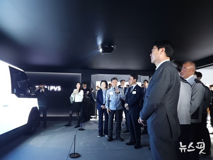정명근 화성특례시장이 기아 오토랜드 화성에서 시타 PV5에 대한 설명을 듣고 있다.(화성시 제공)