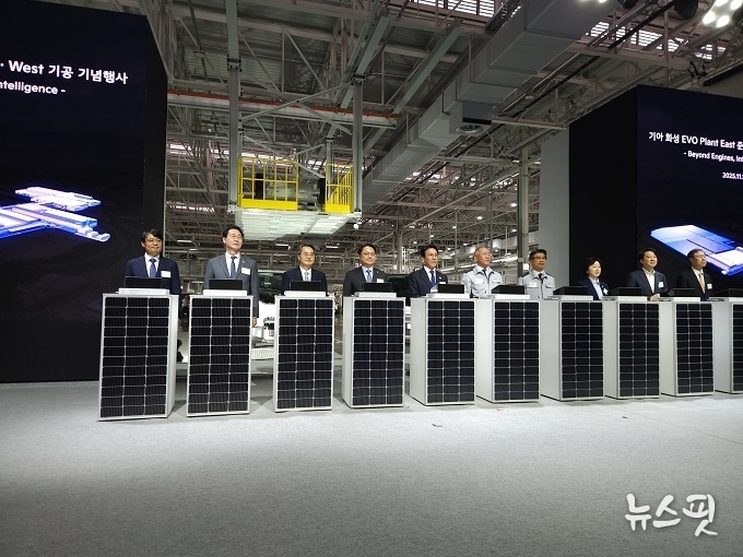 정명근 화성특례시장이 김민석 국무총리 등 주요내빈과 기공식 퍼포먼스를 하고 있다.(화성시 제공)