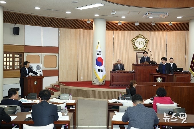 질의응답하는 최성원의원과 이동환시장.(사진=고양특례시의회)