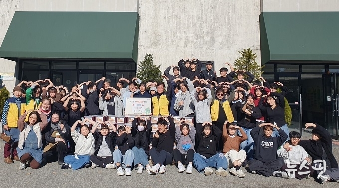 원삼면 헌산중 학생과 학부모 14일 학교 운동장에서 '김장 나눔 사랑 실천' 행사를 열었다.(용인시 제공)