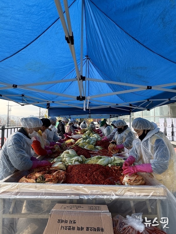처인구 유림1동은 13일 유림1동 봉사회 주최로 사랑의 김장나눔 행사를 열었다.(용인시 제공)