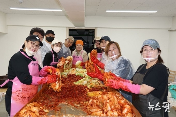 처인구 이동읍 주민자치위원회(위원장 방도관)는 8일 이동읍 행정복지센터에서 ‘사랑의 김장나눔 행사’를 열었다.(용인시 제공)