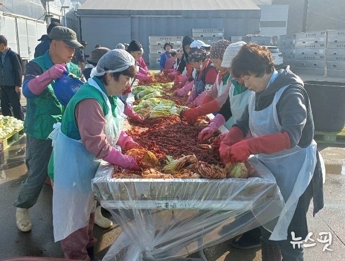 처인구 포곡읍 단체협의회는 5일부터 7일까지 지역사회 소외계층의 따뜻한 겨울나기를 위한 ‘사랑의 김장 나눔 행사’를 펼쳤다.(용인시 제공)